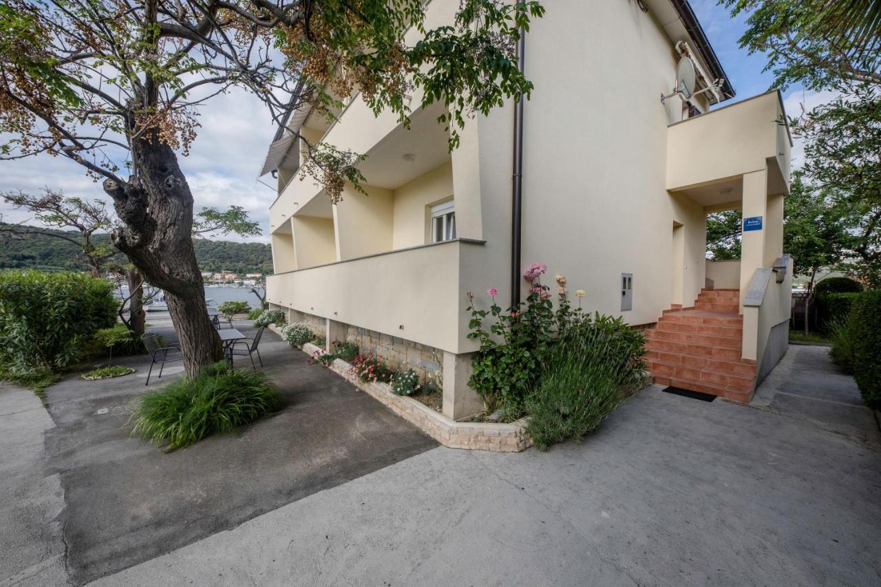 Apartments By The Sea Supetarska Draga - Donja, Rab - 11769 Экстерьер фото